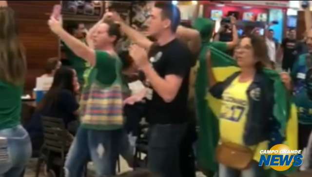 Eleitores fazem &#39;flash mob&#39; em apoio a Bolsonaro em shopping