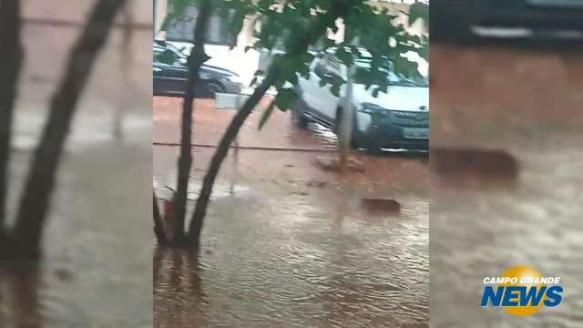 Chuva alaga estacionamento e rua na região do Parque dos Poderes