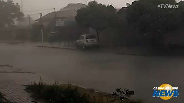 Leitores registram chuva na tarde deste sábado em Campo Grande