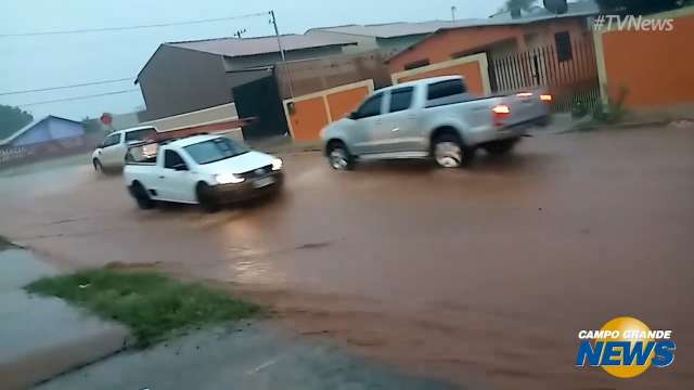 No Portal Caiobá, Rua Cachoeira do Campo vira rio para motoristas