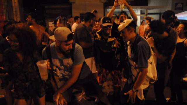 Turma prefere curtir folia dentro dos carros, mas não consegue fugir do funk