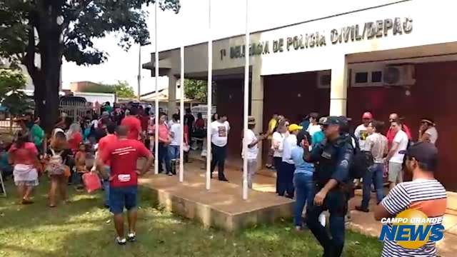 Sindicalista é detido em desfile e em protesto manifestantes lotam delegacia