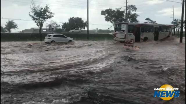 Chuva rápida alaga a Avenida Cônsul Assaf Trad