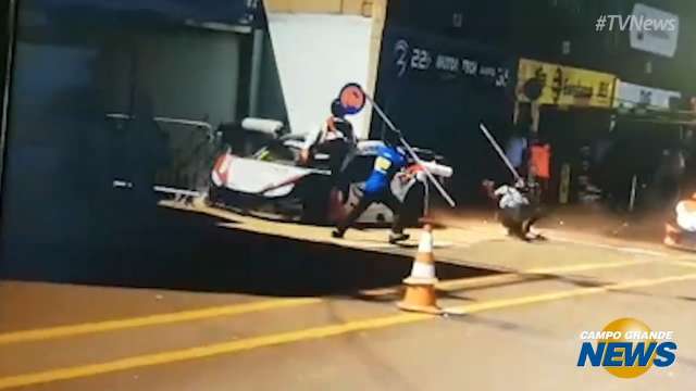 Piloto atropela mecânicos durante pit-stops em prova da Stock Car