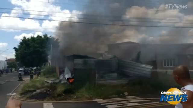 Bombeiros combatem incêndio em depósito de recicláveis