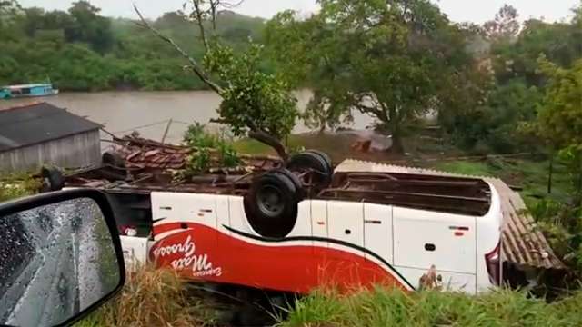 Ônibus capota em ribanceira próxima ao Rio Miranda