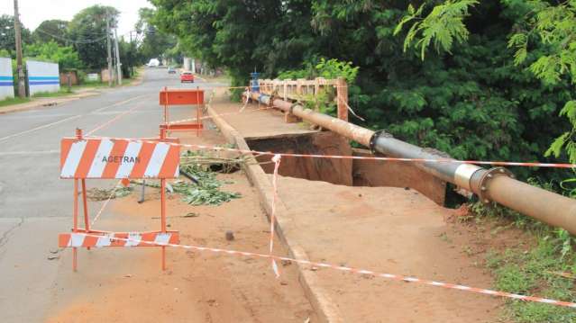 Apesar de desmoronamento e risco, ponte continua aberta para veículos