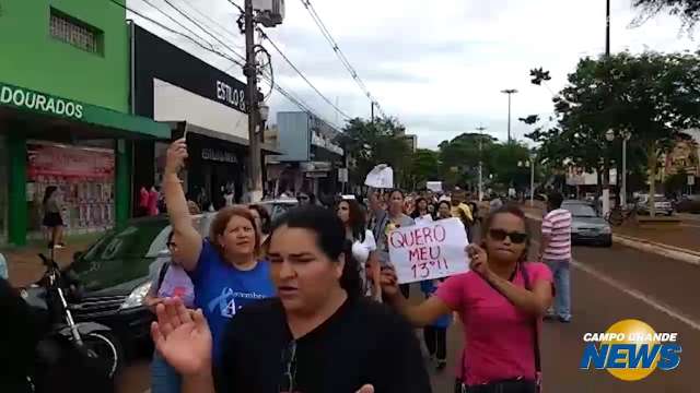 Servidores protestam contra atraso no 13º salário em Dourados