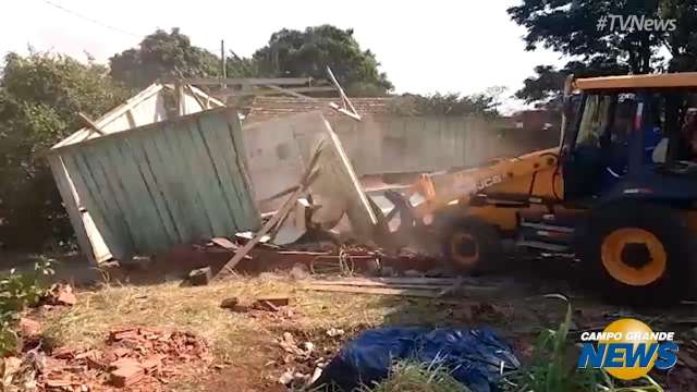 Após quatro horas de negociação, casas em área invadida são demolidas