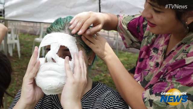 Oficina de máscaras ensina  a criar personagens e exercitar a imaginação