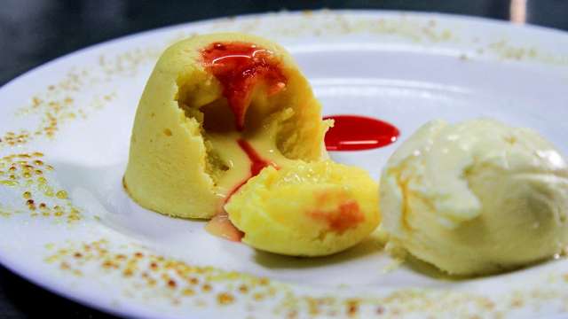 Um queridinho de cara nova: petit gateau de limão siciliano