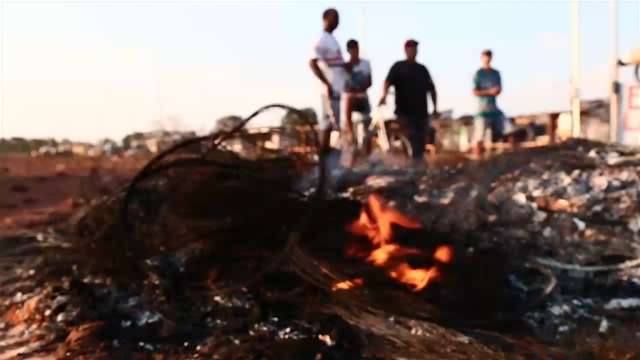 Sem casas prometidas, moradores queimam pneus em protesto