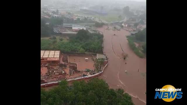 Chuva inundou ruas e fez bueiros transbordarem no Centro