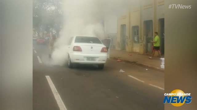 Militares que passavam na rua apagam fogo que atingiu veículo; veja o vídeo