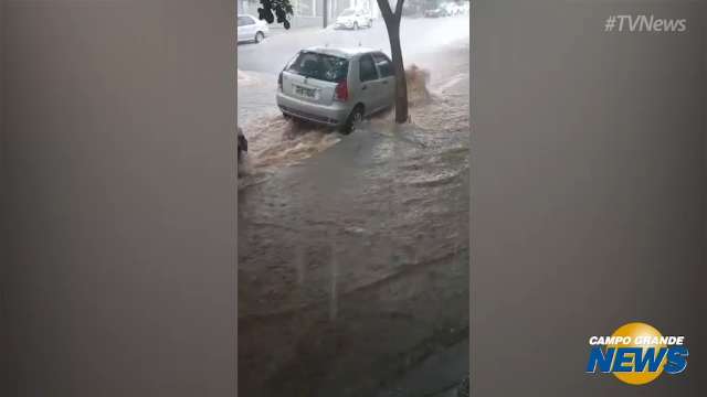 Temporal já alaga rua na região central de Campo Grande