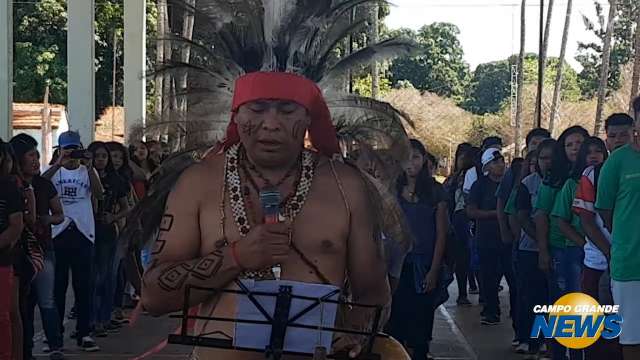 No Pantanal, Januário canta hino nacional em terena, língua quase extinta