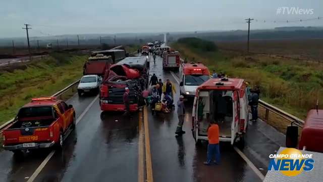 Acidente entre carretas e van deixa feridos na BR-463