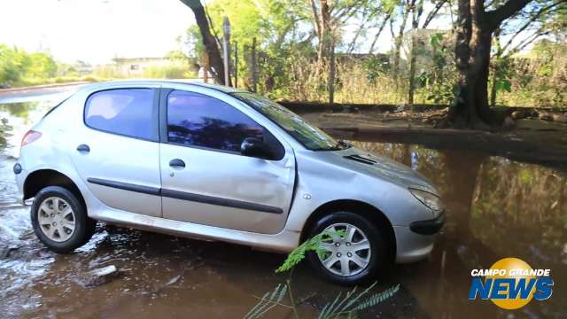 “Lagoa” toma conta de esquina e calçada vira rua no Sayonara