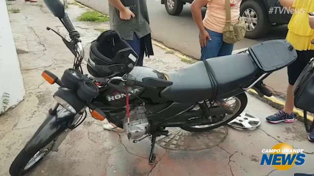 Adolescente é arremessado de moto após acidente com dois carros