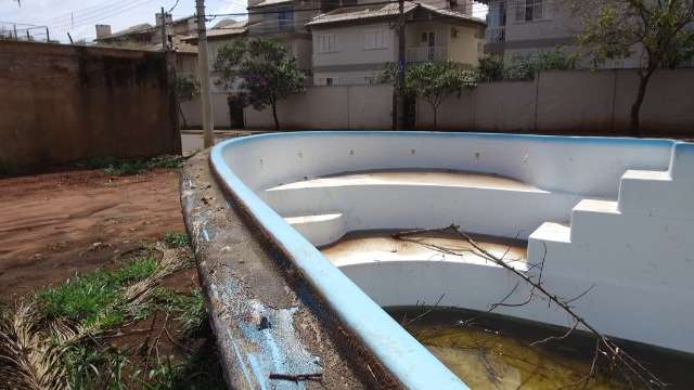 Piscina gigante está abandonada em terreno de bairro nobre