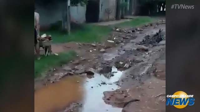 Após última chuva, rua no Guanandi II vira “pântano”, reclama morador