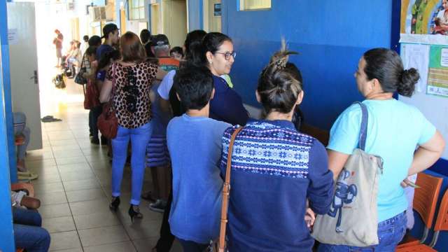 Com vacina liberada, unidades de saúde têm filas desde cedinho