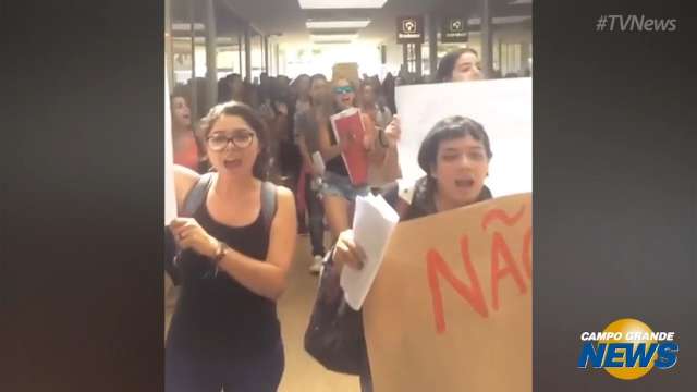 Alunos da UFGD durante protesto contra o trote