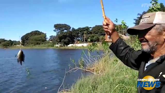 Morador consegue fisgar pequeno peixe na Lagoa Itatiaia