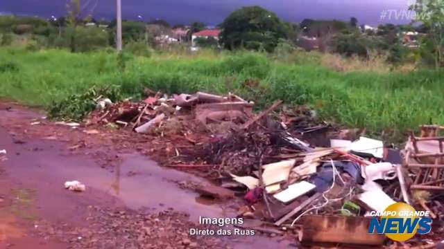 Confira o lixo e acúmulo de água no Bairro Guanandi