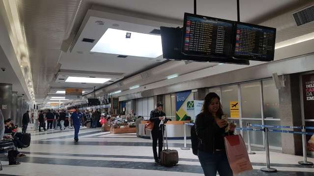 Após 4 voos serem cancelados e reagendados, aeroporto internacional reabre