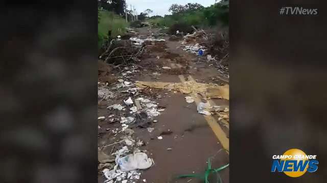 Rua perde espaço e se torna lixão a céu aberto