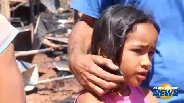 Menina dormia em cobertor em chamas quando o pai a salvou