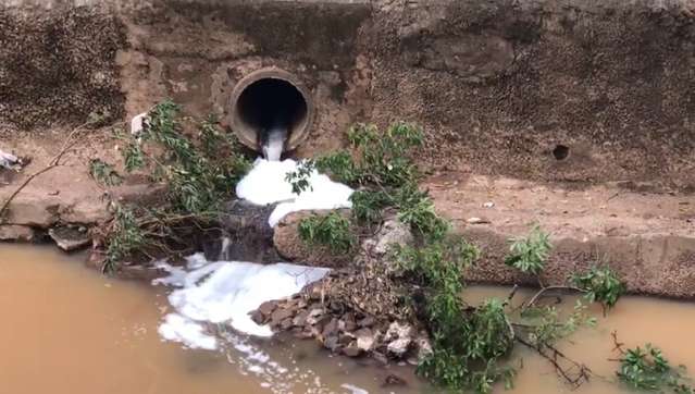 Imagens mostram água poluída despejada em córrego da Ricardo Brandão