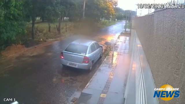 Bandidos tentam arrombar portão em casa no Coophamat