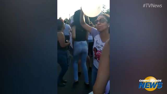 “Quem não pula é fascista”, gritam manifestantes depois de passeata