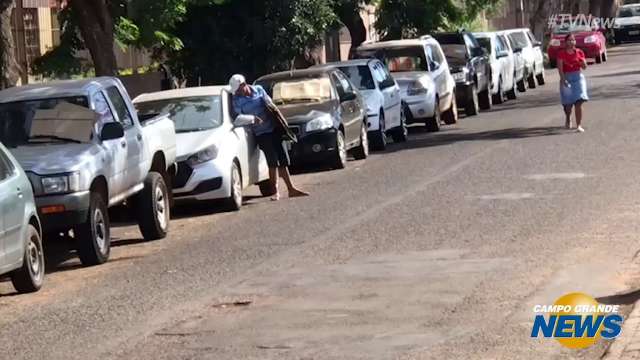 Motoristas denunciam flanelinhas por cobrança de estacionamento na rua