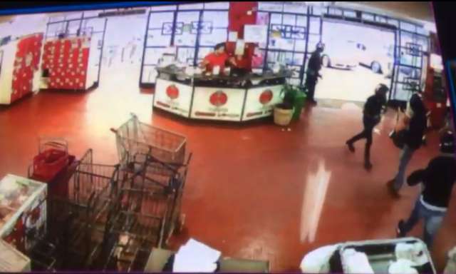 Bandidos durante assalto em supermercado na fronteira