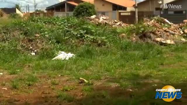 Entulho e lixo doméstico se acumulam em terreno na Vila Nova Campo Grande