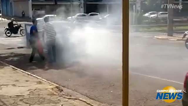 Carro pega fogo na Rua Marechal Rondon, em Campo Grande