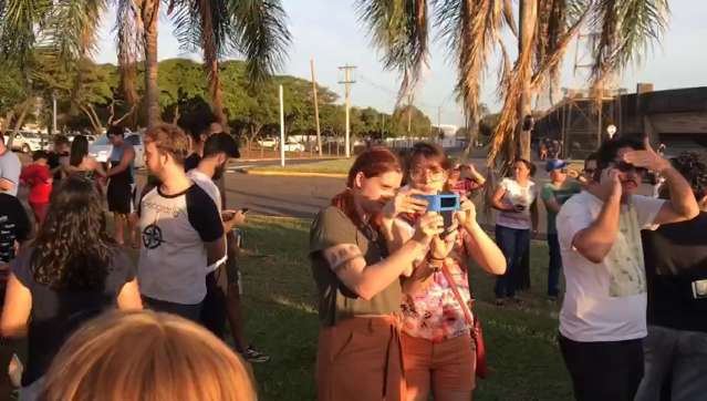 Eclipse chega ao ápice e impressiona observadores no Morenão