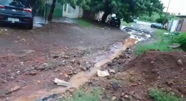 Estragos deixados em via sem asfalto no bairro Oliveira III