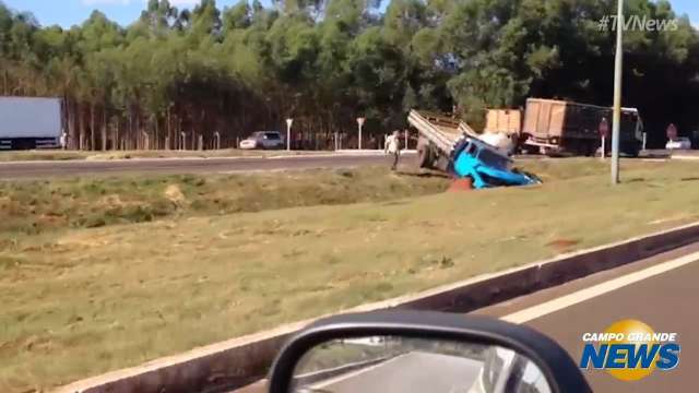 Vídeo mostra caminhão fora da pista após colisão com outro na BR 262