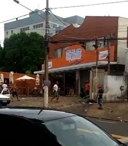 Conveniência é quebrada e saqueada durante confusão