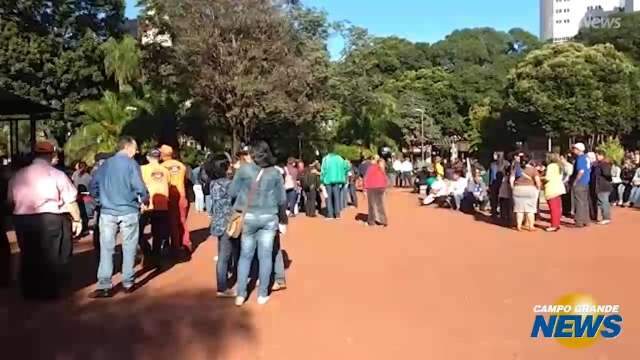 Manifestantes se concentram na praça Ary Coelho, em dia de greve geral