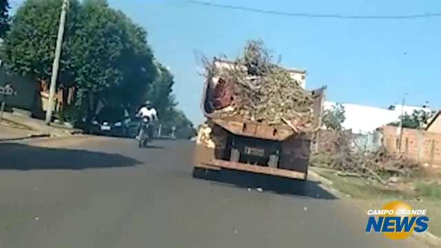 Caminhão da prefeitura coloca motoristas em risco no interior