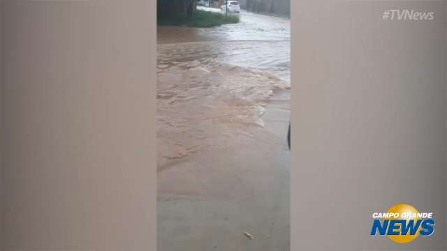 Moradora reclama de rua que vira rio depois de chuva forte no Los Angeles