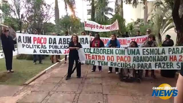 Protesto de artistas em frente à Prefeitura da Capital