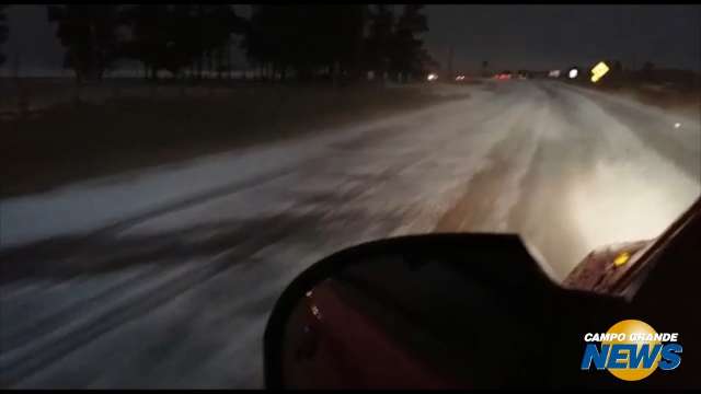 Chuva de 15 minutos atinge sul do estado e cobre MS-384 com granizo