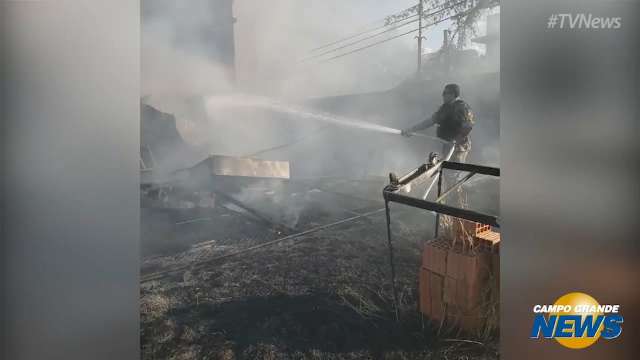 Militares da PMA combatem incêndio em terreno do Novo Hotel