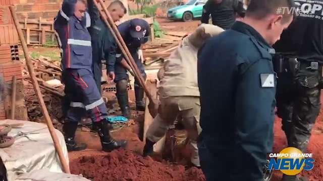 Equipes do Bombeiros e Samu no resgate de bebê que caiu em buraco